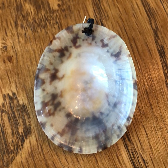 Vintage Shell Earrings - Picture 4 of 8